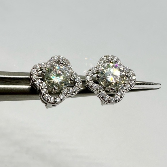 Moissanite Diamond Necklace, Bracelet, and Earrings, Clover Set. - Picture 10 of 16